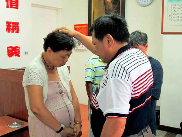 顏媽媽她是顏媽媽。有個疼愛她的老公，膝下雖無子女，但夫妻感情極好，生活融洽。