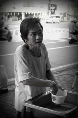 義仔，來自大台南的大內區，流浪好些年了，一直在城市邊緣默默的求取生存的機會