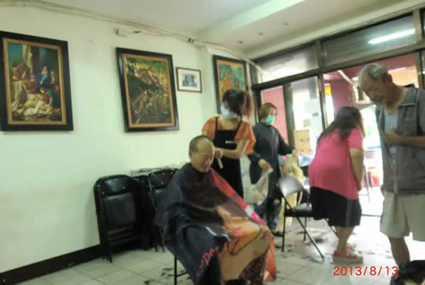 她是阿梅。(右邊起身這位)。自義剪那日之後，她突然很久都沒有再出現。