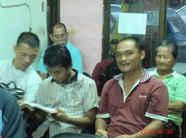 兩位年輕的街友，在右邊這位老大哥的引領下，來到台南恩友中心用餐。