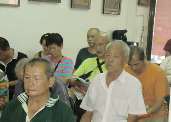 她總是牽著他的手慢慢走進台南恩友。