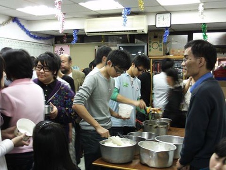 台北板橋竟出現年輕街友，不僅里民視而不見，流浪到中壢後，才有人介入關心！