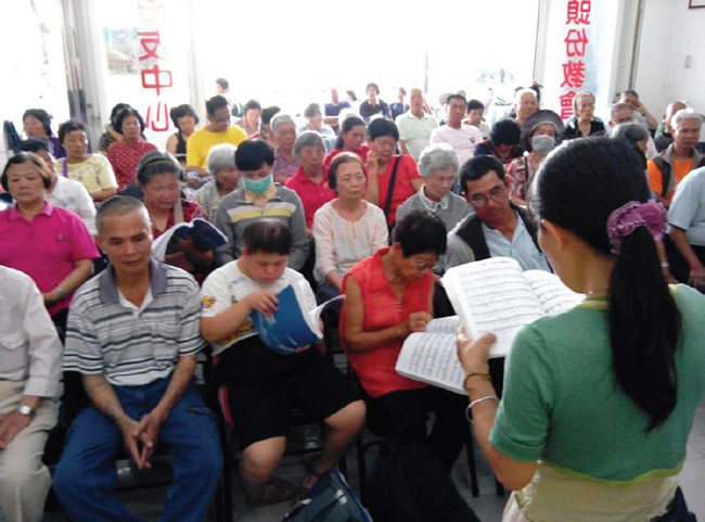 小茱是一位五十多歲未婚婦人，平時是以婚喪喜慶國樂表演維生，但收入很不穩定