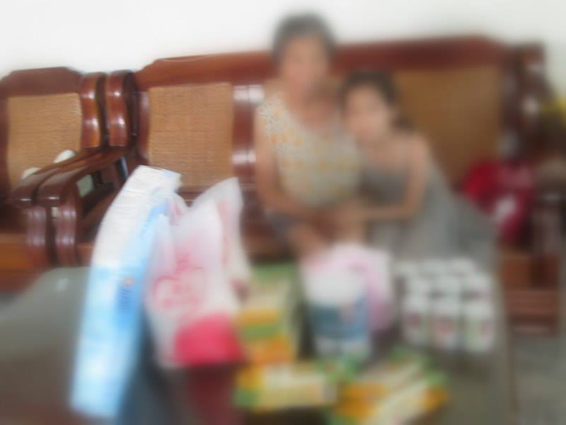 佳里恩友中心後方的人家，阿嬤與小孫女相依為命的生活著。