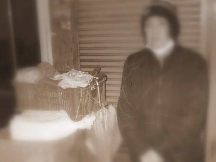 聽聞我們的物資車到達的聲音，她急忙一拐一拐地快步走出來。