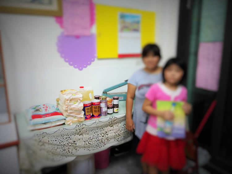 母親只有１４０幾公分，甚至比小學四年級的小女兒高不了多少