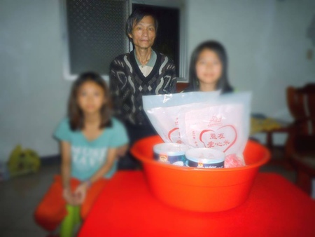 黃昏時分，游先生拿著恩友月刊，走進來金山恩友中心尋求協助