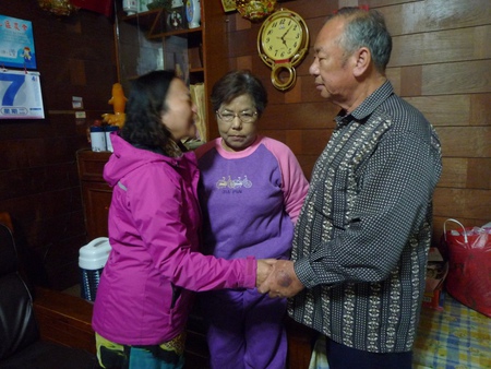 一家三個兒子，跑了二個媳婦，留下失去母親的孫兒女讓祖父母照顧