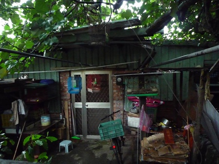 黃昏時分，與秋香姊來到萬里頂寮這個寂靜的村落裡