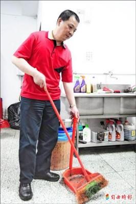 張永富過去也曾是營業額數百萬的成衣批發商，因染毒、違反槍砲彈藥管制條例被判無期徒刑