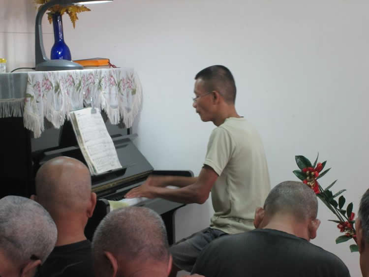 大家都叫他阿忠．只要空餘的時候都到三民恩友中心為我們的敬拜司琴