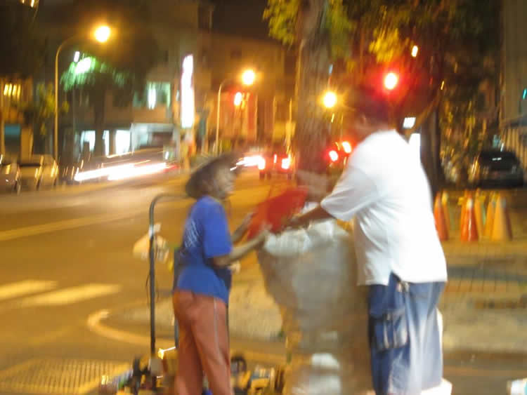 一直惦記著留一盒給每日經過高雄三民恩友中心的拾荒阿嬤。