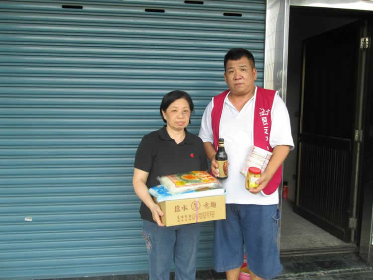 恩友濟貧故事位於三民區中仁街角落的大樓。