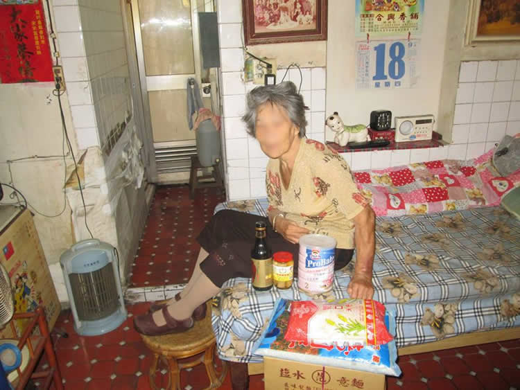 阿姨的身體不是很好，去探訪她的時候，她幾乎無法久坐。