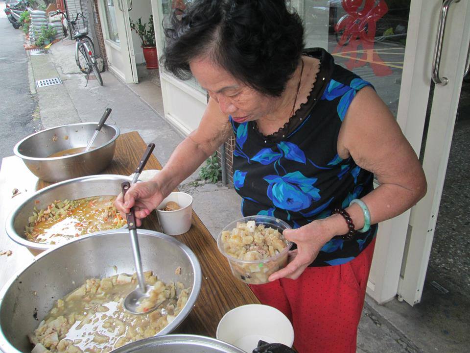 一看阿桑的穿著，就知道她不是在外流浪的人，我也好奇她為何來恩友吃飯？