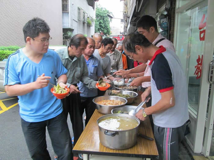 阿政（左一），今年約在30歲上下，走路一跛一跛的。我來台中恩友約有一個禮拜之後，才看到阿政。