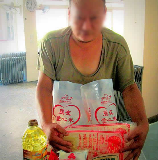 這位弟兄，是領有政府補助的中低收入戶。雙親都已不在了，而兄弟姐妹，也都各自成家立業有自己的家庭。