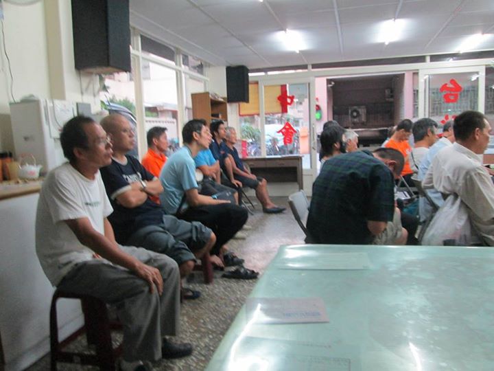 來到恩友台中教會沒多久，這位眼鏡哥便出現了。每天早上一早，就到教會來幫忙，擦桌子、椅子，掃地清潔....