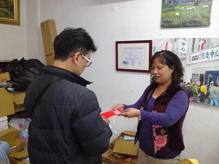 爸爸帶著９歲的女兒到外面散步。女兒很乖巧，一路上不吵也不閙。