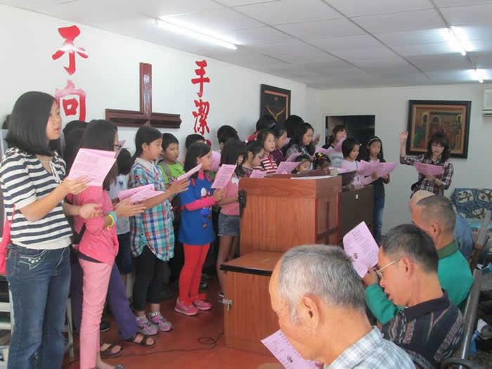 在小朋友的獻詩歌聲中，開始了我們的敬拜。