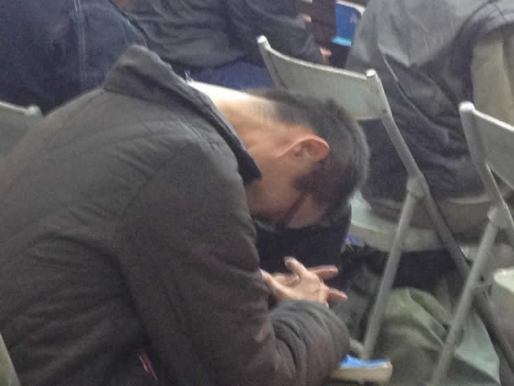 阿和在幾個月前因為腦中風導致左手無法施力，這樣的狀況讓他無法正常的工作