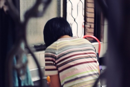 我好奇這位婦人為什麼會這麼熱心，等她騎車載走衣服時，走到一旁問了問管理人黃弟兄