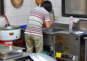 你無法想像一個全校不到300名學生的國中，有一半以上，生活離不開『菸、酒、檳榔』吧？！