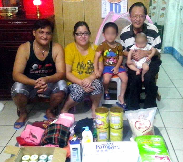 走進這戶人家時，映入眼簾的是破舊的二手家具、中古電視機、舊椅子