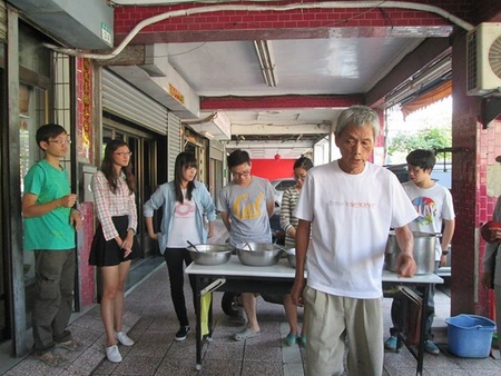 他是台光，曾經是一位很好的廚師，有著妻子，小孩，美滿的家庭。