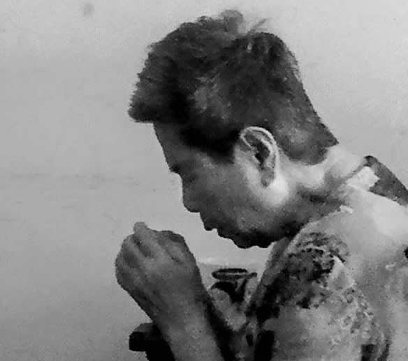 不識字的她，卻喜歡聽著大夥兒唱詩歌，唸聖經，還要我們教她怎麼祈禱