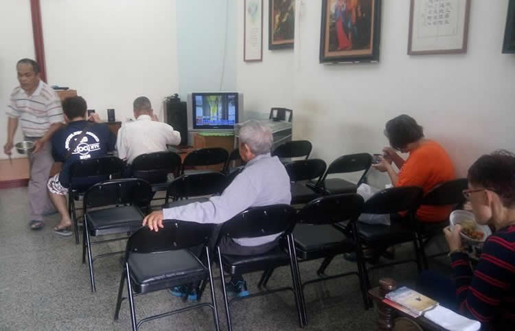 九十五歲的阿公，常常到永康恩友中心用餐。每次都開著電動車緩緩前來。