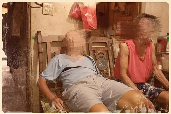 孤獨的燈泡透析出暈黃的光線，斗室內是暗淡模糊的氛圍，像夢境中一般。阿源就住在這矮房裡