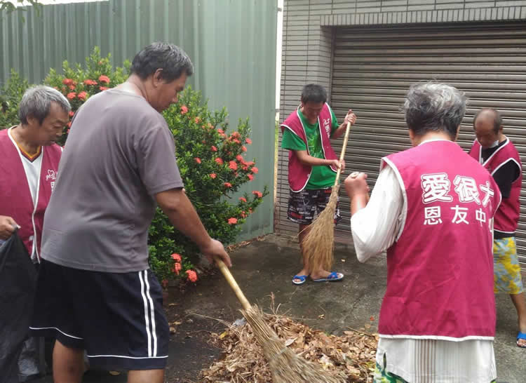 每次去社區打掃的時候，他因為身材壯碩，都穿不下教會的小背心。總留下特別醒目的身影。