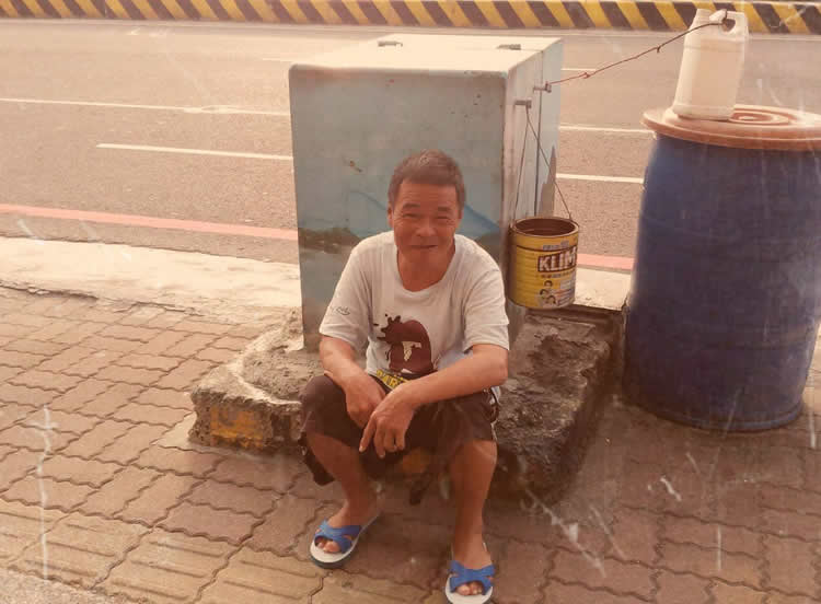 阿榮很喜歡坐在中華恩友前面的這個位置。