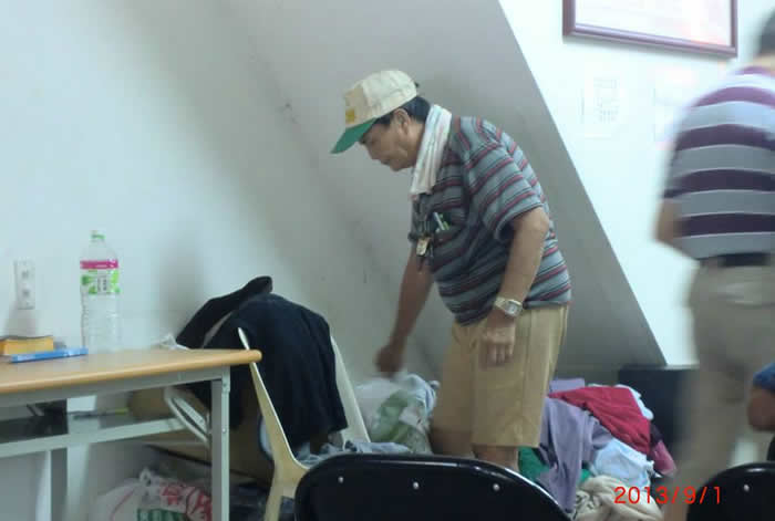 他們第一次來，由阿嬤領著智能不足的女兒以及小孫女好像排著隊伍一般走進台南恩友中心。