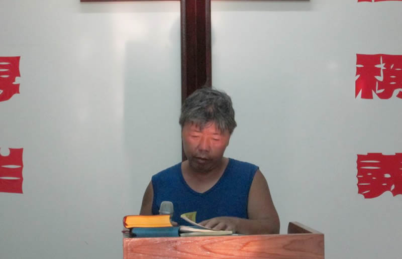 他是阿華，是我在台南恩友中心的同工弟兄。