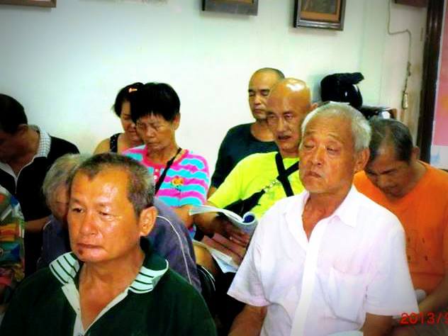 她總是牽著他的手慢慢走進台南恩友。