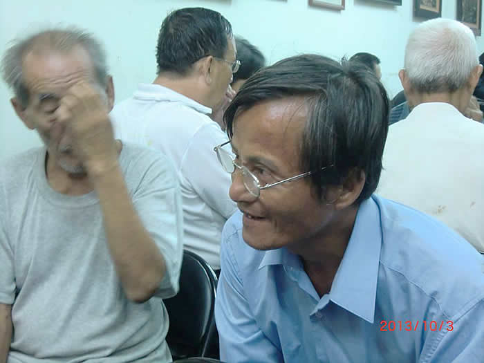 外表看似古意的眼鏡哥叔叔，皮膚黝黑，名叫蘇仔。