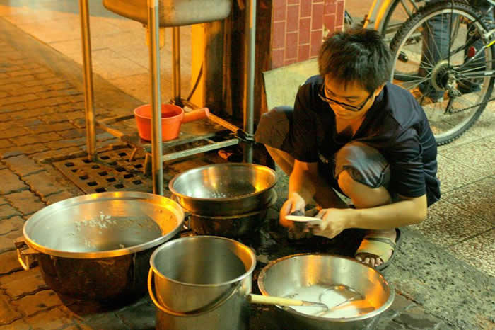 每天用餐完畢，小董就是這樣蹲著默默洗完地上的鍋碗瓢盆。從來沒有怨言。