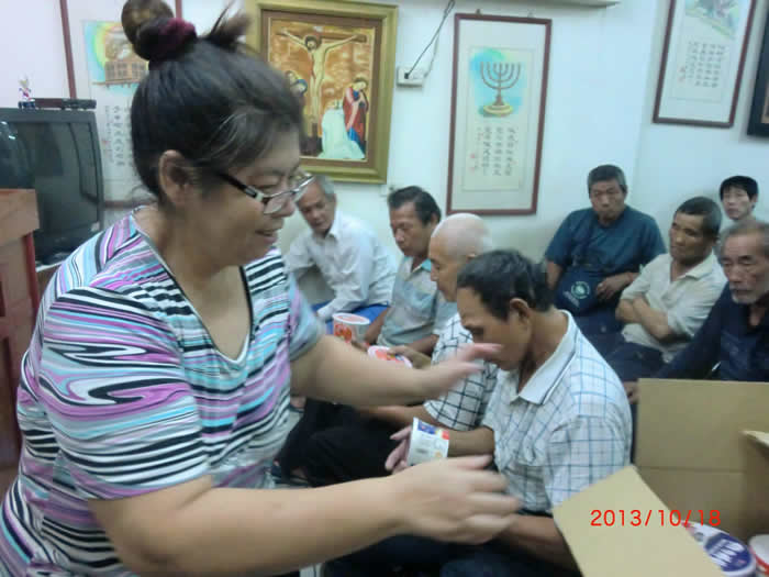 她是一個家暴失婚的姊妹，身體也不是很好，原本因為繳不出房租而面臨被房東趕出，即將流落街頭的困境。