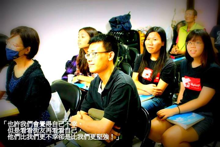 當台上唱著「耶和華祝福滿滿」這首詩歌時，我的心悸動著。