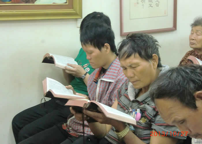 阿嬤今天很早就帶著女兒跟孫女來到台南恩友中心。