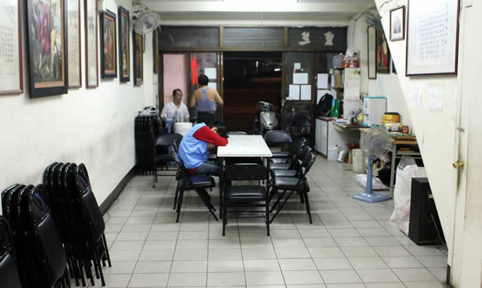 她剛來的每天都會掉眼淚，身體也很差。有朋友建議我把她送到其他相關單位收容安置。