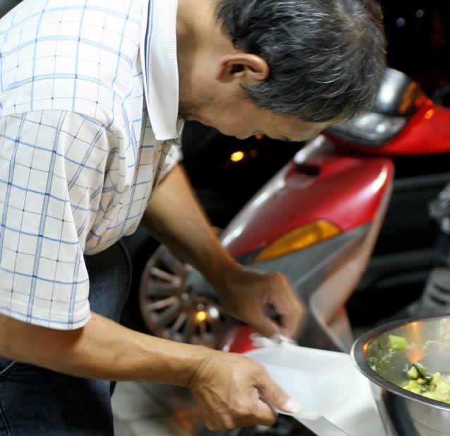 大家都叫他鱷魚。他是台南恩友中心的老家人，助傳還沒有到台南服事之前，他就固定來用餐了。