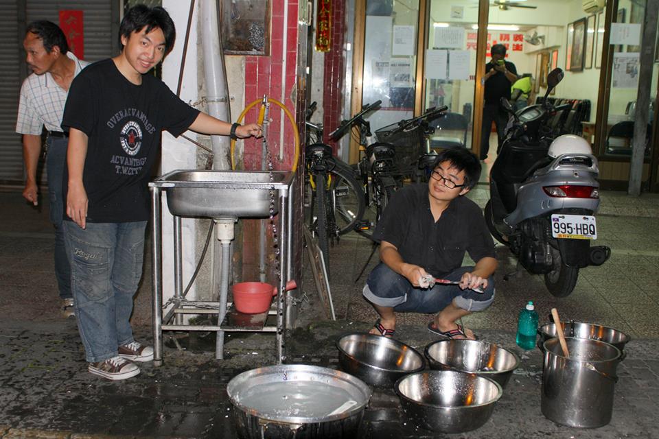 大家都叫我小董。我在台南恩友負責廚房的工作。