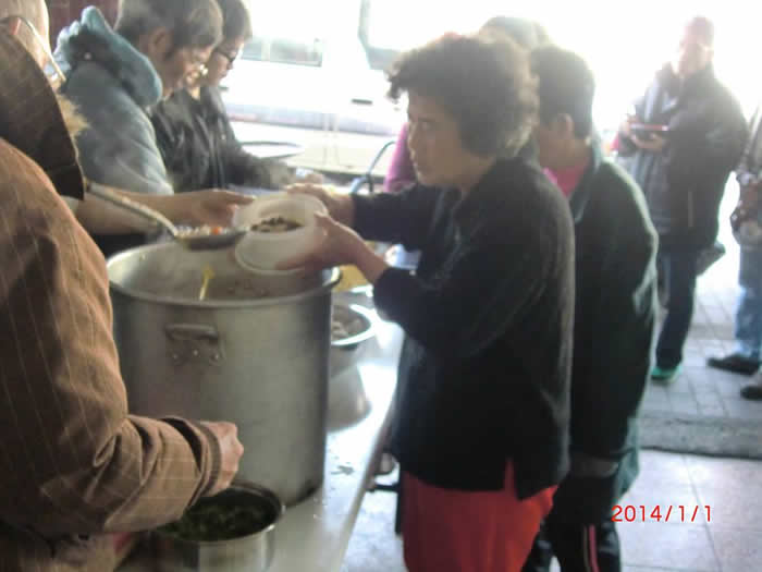 那一日傍晚，她為了趕來台南恩友用餐，闖過已然落下的鐵路平交道衝了過來。