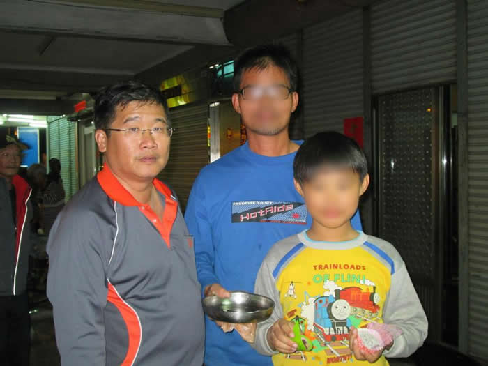 這是一位爸爸帶著媽媽和2位小朋友....。