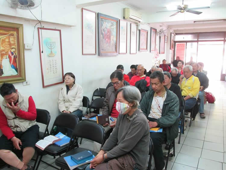 戴著口罩的阿姨，獨自住在靠近北門路旁的小屋裡。