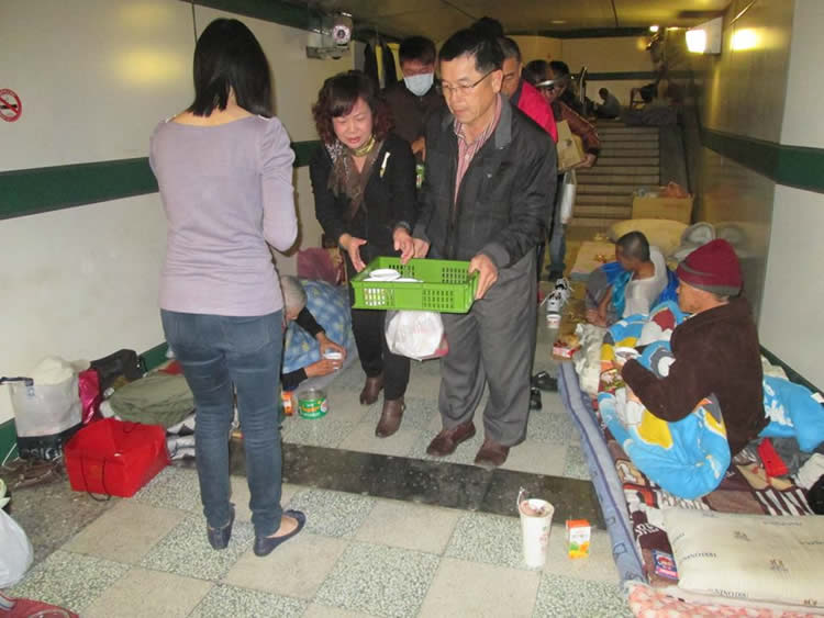 一群善心的朋友們，今晚煮了一大鍋熱騰騰的紅豆湯，並且帶著餅乾以及暖暖包等來到台南恩友中心