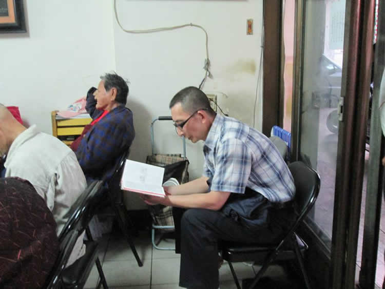 他卻笑著告訴我，他是另一種窮困的人。